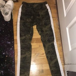 Camo jeans with adjustable waist and white stripes